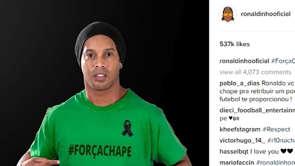 Ronaldinho Gaúcho faz homenagem à Chape, e torcida pede contratação