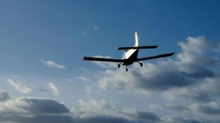 Aeronave cai na Espanha e mata quatro pessoas.