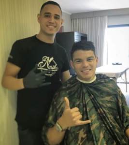 Jogadores da seleção brasileira retocam o visual antes de jogo contra o Paraguai