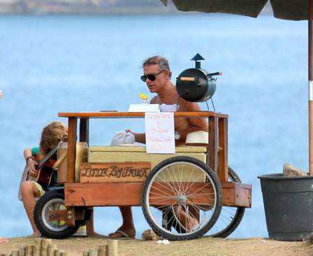 Fazendo uma experência, Mario Gomes vende Hambúrguer na praia