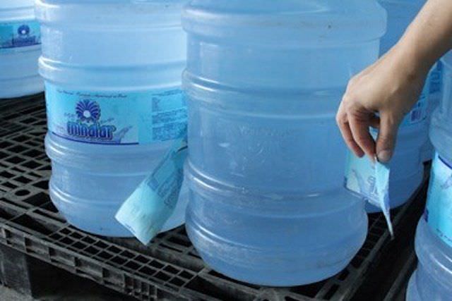 MPF/AM vistoria indústrias de água mineral e flagra irregularidades em embalagens