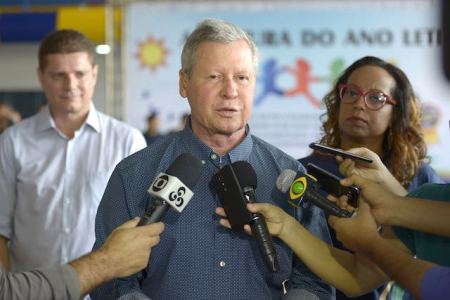 Arthur Neto manda barrar a criação de programas sociais por falta de recursos