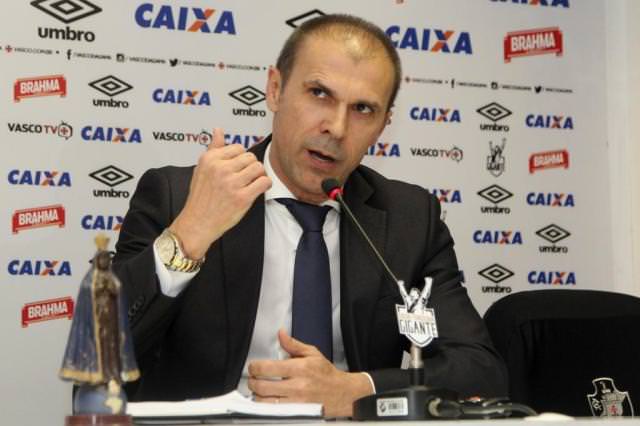 Técnico do Vasco minimiza falha da arbitragem em clássico