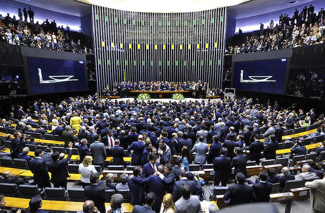 Veja como votaram os deputados do AM no projeto de terceirização