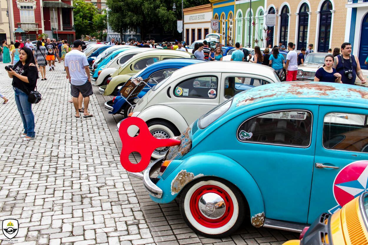 Amantes de carros antigos fazem encontro no Shopping Ponta Negra