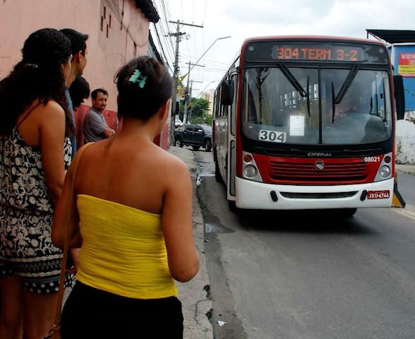 Arthur Neto encaminha gratuidade da tarifa de ônibus no domingo da eleição
