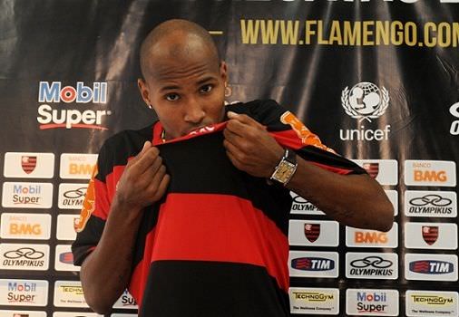 Justiça: Flamengo não pode contratar sem aprovação de atleta
