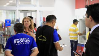 Procon Manaus fiscaliza agências bancárias