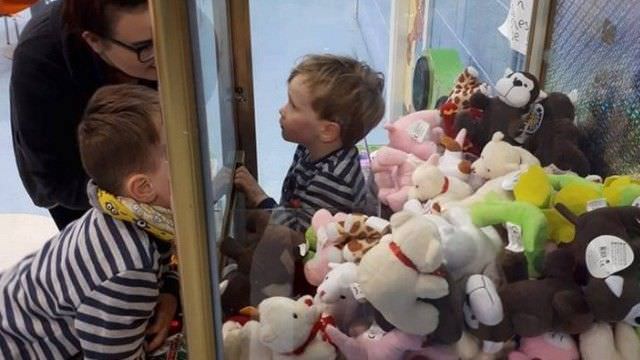 Criança fica presa em máquina de bichos de pelúcia, na Irlanda