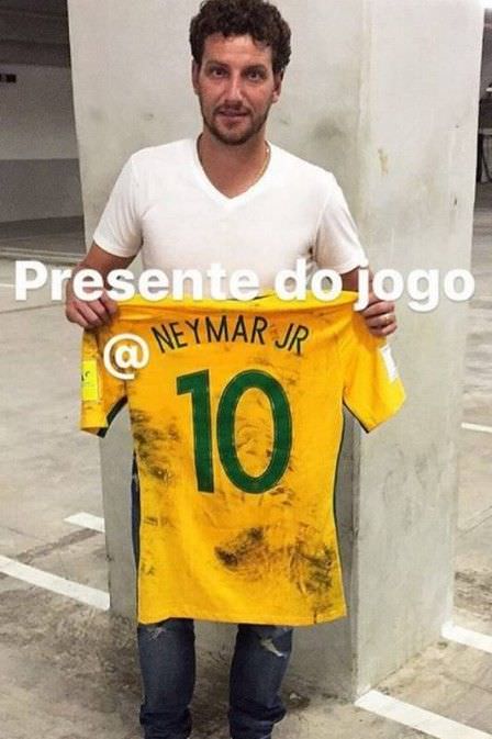 Elano ganha a camisa de Neymar após jogo do Brasil pelas Eliminatórias da Copa 2018
