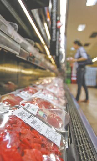 Anvisa proíbe restaurantes de usar carne de três frigoríficos investigados