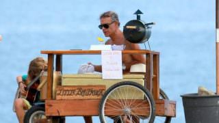 Fazendo uma experência, Mario Gomes vende Hambúrguer na praia