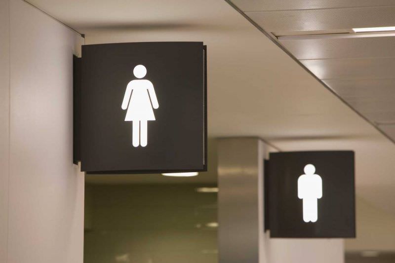 Lei que proíbe transgênero de usar banheiro por identidade será revogada nos EUA