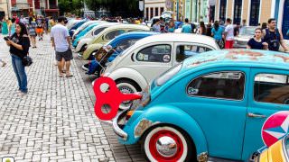 Amantes de carros antigos fazem encontro no Shopping Ponta Negra