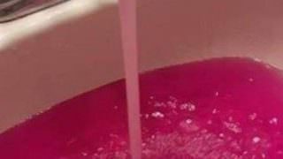 Água rosa assusta moradores no, Cánada