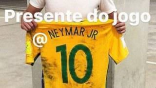 Elano ganha a camisa de Neymar após jogo do Brasil pelas Eliminatórias da Copa 2018
