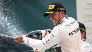Hamilton celebra vitória, elogia Vettel e prevê 'disputa acirrada' na temporada