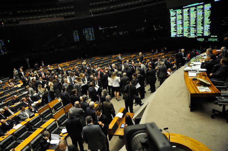 Congressistas que devem R$ 3 bi à União propõem perdão de débitos