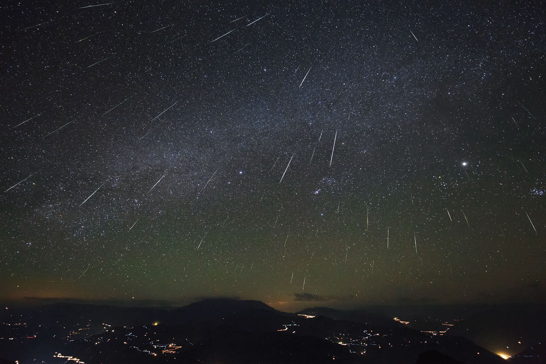 Astrônomos brasileiros amadores descobrem chuva de meteoro