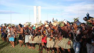 Pacificamente, 4 mil indígenas protestam em Brasília contra redução de direitos