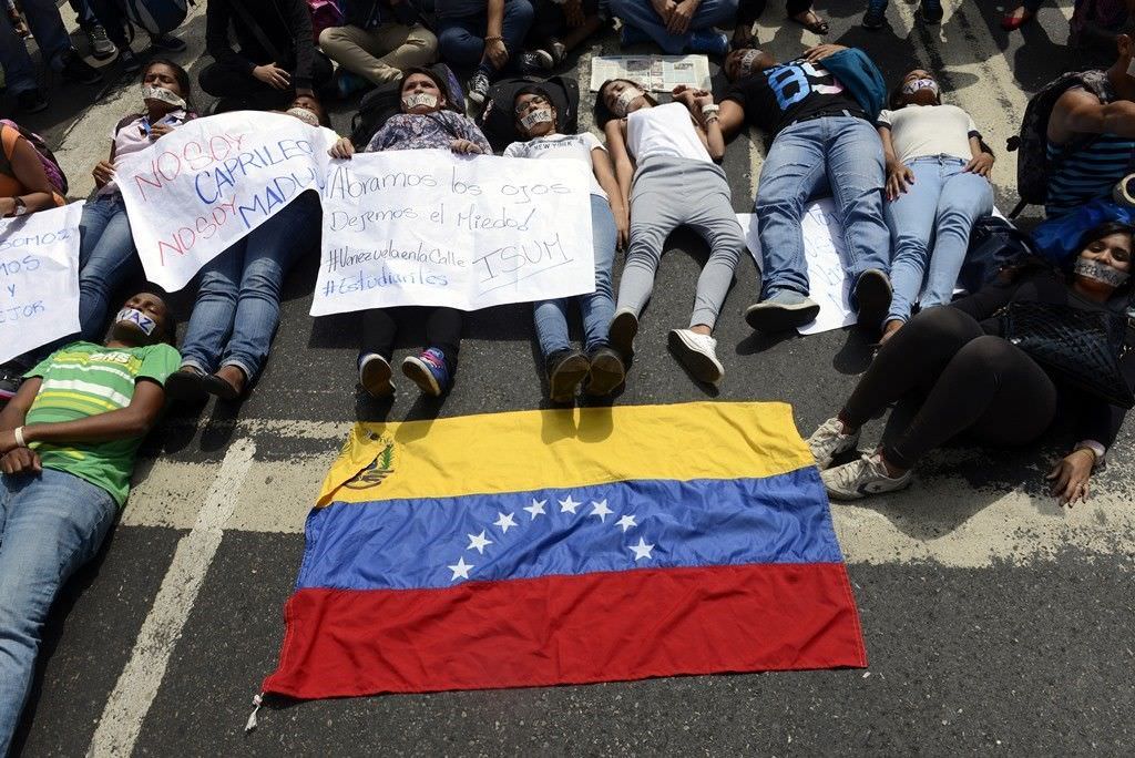 Venezuela tem protestos contra e a favor do governo, repressão e uma morte