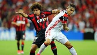 Atlético-PR devolve 2 a 1 no Flamengo e assume ponta do grupo na Libertadores