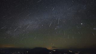 Astrônomos brasileiros amadores descobrem chuva de meteoro