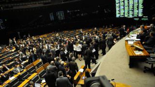 Congressistas que devem R$ 3 bi à União propõem perdão de débitos