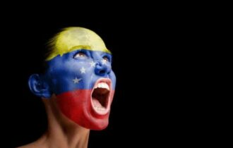 Venezuela tem protestos contra e a favor do governo, repressão e uma morte