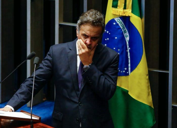 Senadores de vários partidos se articulam para reverter afastamento de Aécio