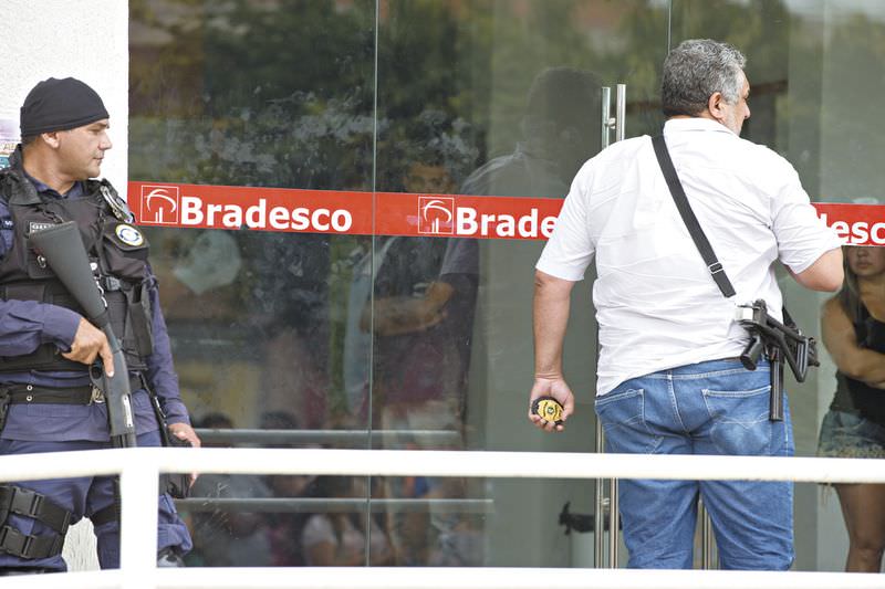 No Amazonas, policial armado terá que se identificar ao entrar nos bancos