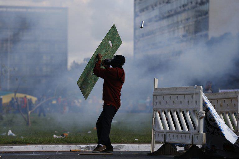 Polícia reprime ato contra Temer e reformas. Ministério é incendiado