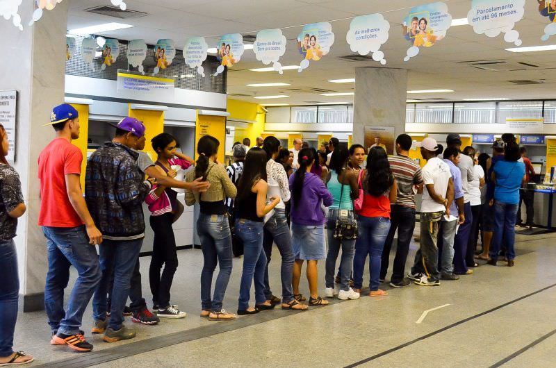 Homem que passou mais de duas horas em fila de banco receberá R$ 5 mil por danos morais