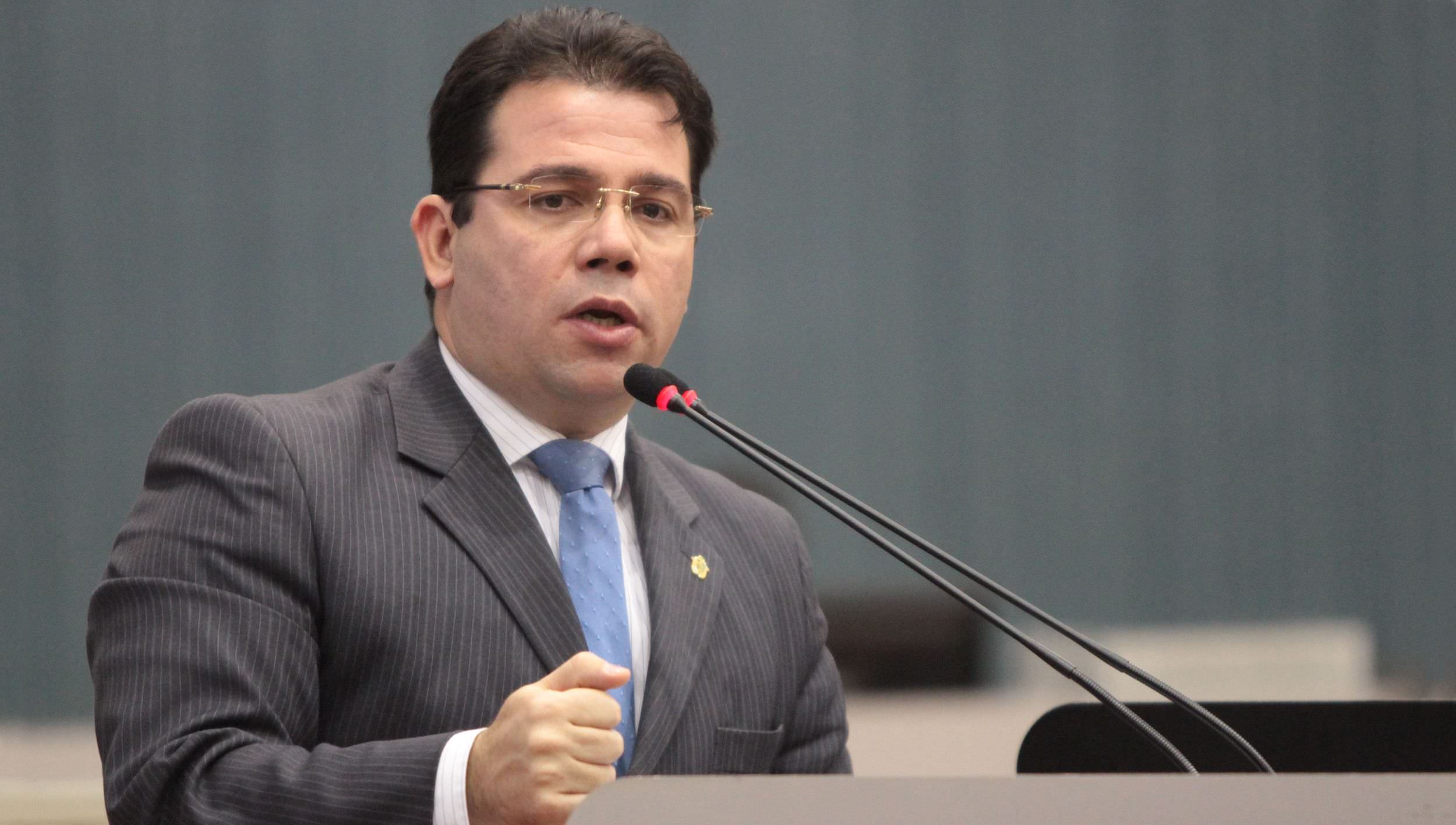 Wilker Barreto ganha tempo para Arthur Neto evitar protestos dos professores
