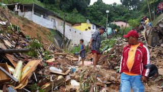 Deslizamento de barreira no Recife deixa duas pessoas mortas