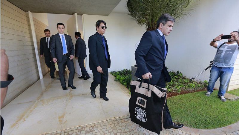 Antes de ser preso, emissário de Aécio levou R$ 480 mil para casa da sogra Antes de ser preso, emissário de Aécio levou R$ 480 mil para casa da sogra