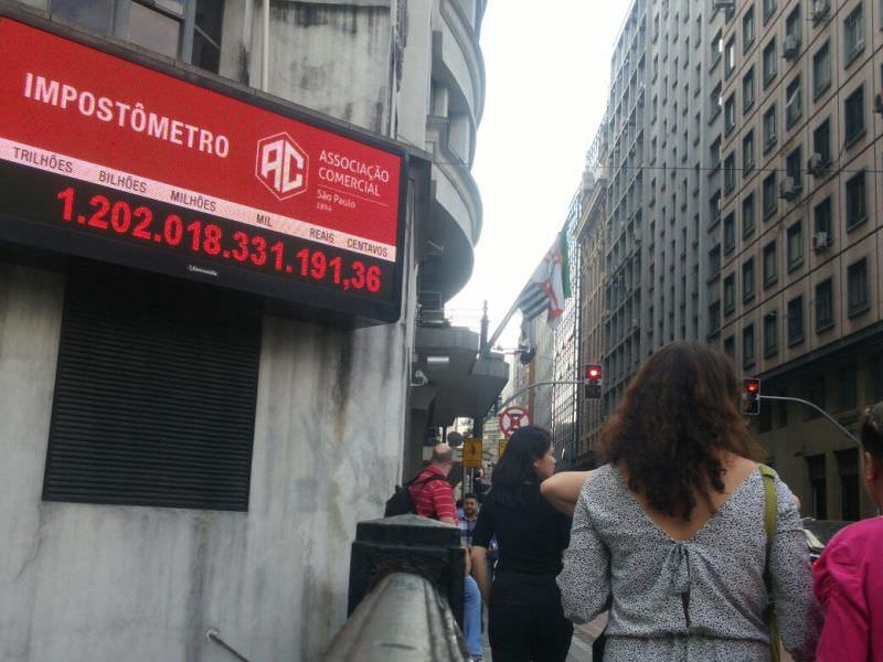 Brasileiros já pagaram este ano R$ 900 bilhões de impostos e taxas