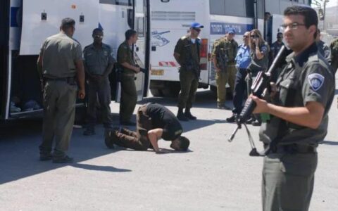 Palestino esfaqueia policial israelense e é morto