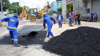 Vereador do PMDB critica serviço de 'tapa-buracos’ da Prefeitura de Manaus