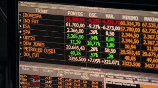 Ações da JBS voltam a operar em queda e chegam a recuar mais de 10%