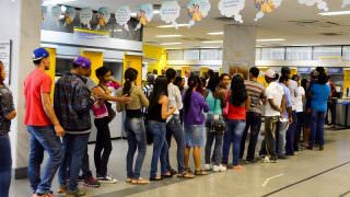 Homem que passou mais de duas horas em fila de banco receberá R$ 5 mil por danos morais