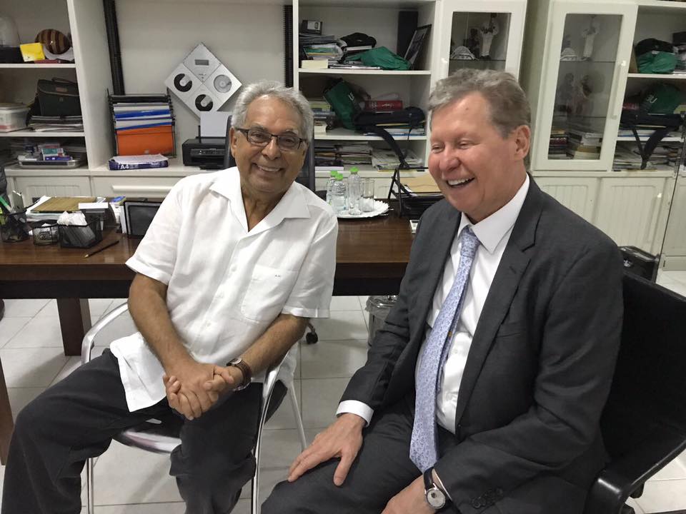 Com a popularidade em baixa, Arthur fecha aliança com Amazonino para a eleição