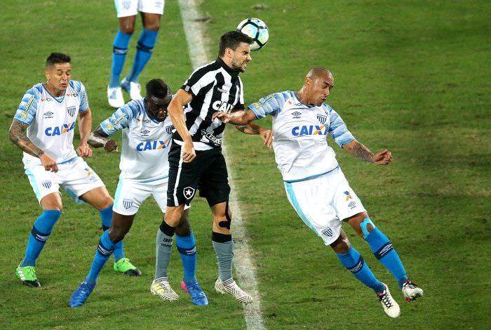 'Lei do ex' ataca e Joel marca dois gols na derrota do Botafogo para o Avaí