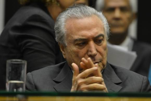 Sem agenda oficial, Temer deve continuar buscando hoje votos contra denúncia