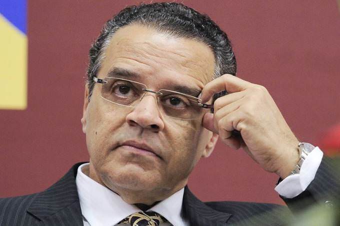 Na cadeia, Henrique Alves pede almoço 'vip' e usa celular