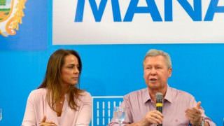 Ao lado da mulher, Arthur vai deixar Manaus para fazer campanha à presidência