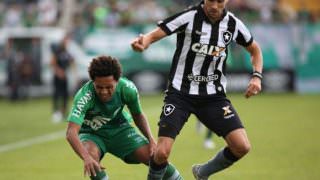 Roger e Pimpão garantem vitória do Botafogo diante da Chapecoense no Brasileirão