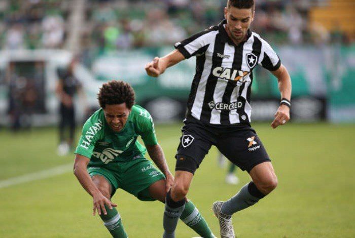 Roger e Pimpão garantem vitória do Botafogo diante da Chapecoense no Brasileirão