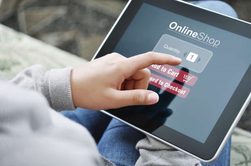 Número de brasileiros que compram pela internet aumenta 43% apesar da crise
