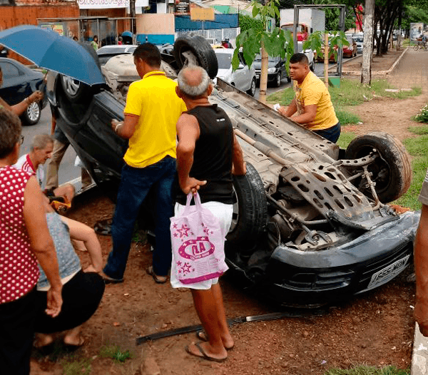 Carro capota na Avenida Kaco Caminha ao desviar de pedestre